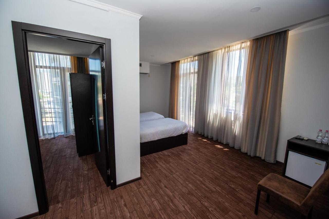 Hotel Shine Palace 트빌리시 외부 사진